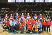 FC Barcelona amb els nens i nenes de l'escola d'hoquei patins