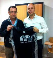 El president del PHC Sant Cugat Miquel Soler i en Ramon Gascón, fa uns dies, amb la nova samarreta que lluira el porter la propera temporada.