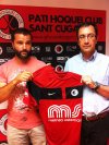 El president Miquel Soler i l'Eloi Gaspar amb la samarreta que lluirà la propera temporada.